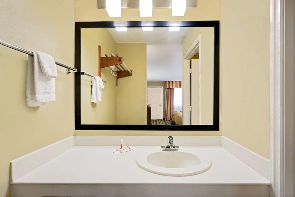 Combined shower/tub, free toiletries, hair dryer, towels