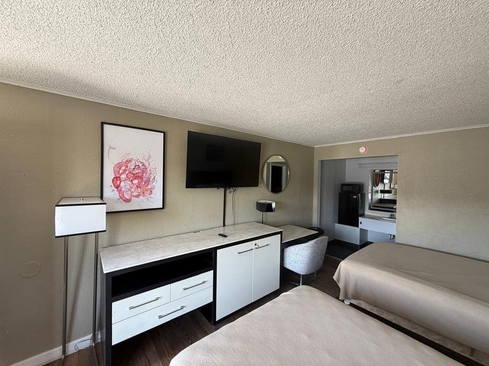 Blackout drapes, free WiFi, bed sheets