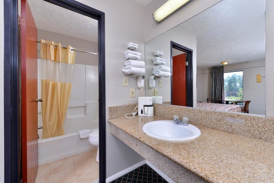 Room, 1 King Bed, Accessible, Non Smoking | Bathroom | Combined shower/tub, free toiletries, hair dryer