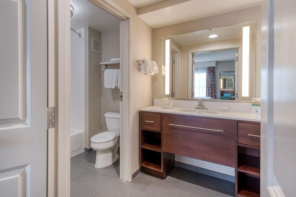 Suite, 2 Bedrooms, Non Smoking, 2 Bathrooms (1 King or 2 Queen Beds) | Bathroom | Combined shower/tub, free toiletries, hair dryer, towels