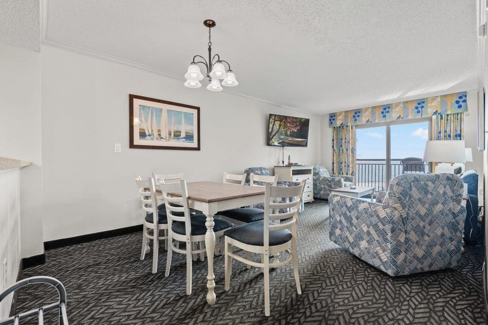 Condo, 3 Bedrooms, Balcony, Ocean View (520) | In-room dining