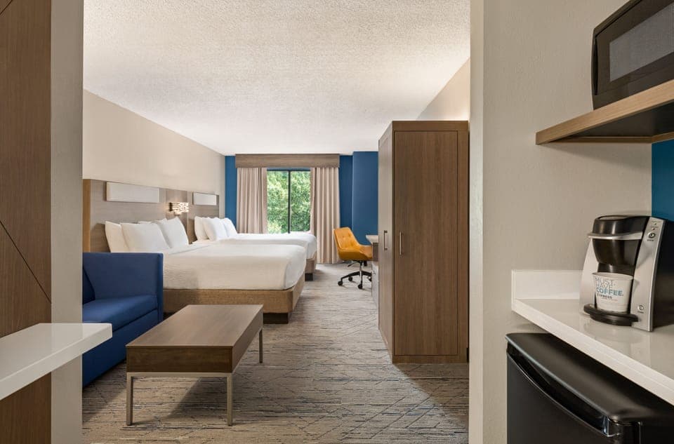 Premium bedding, in-room safe, desk, blackout drapes