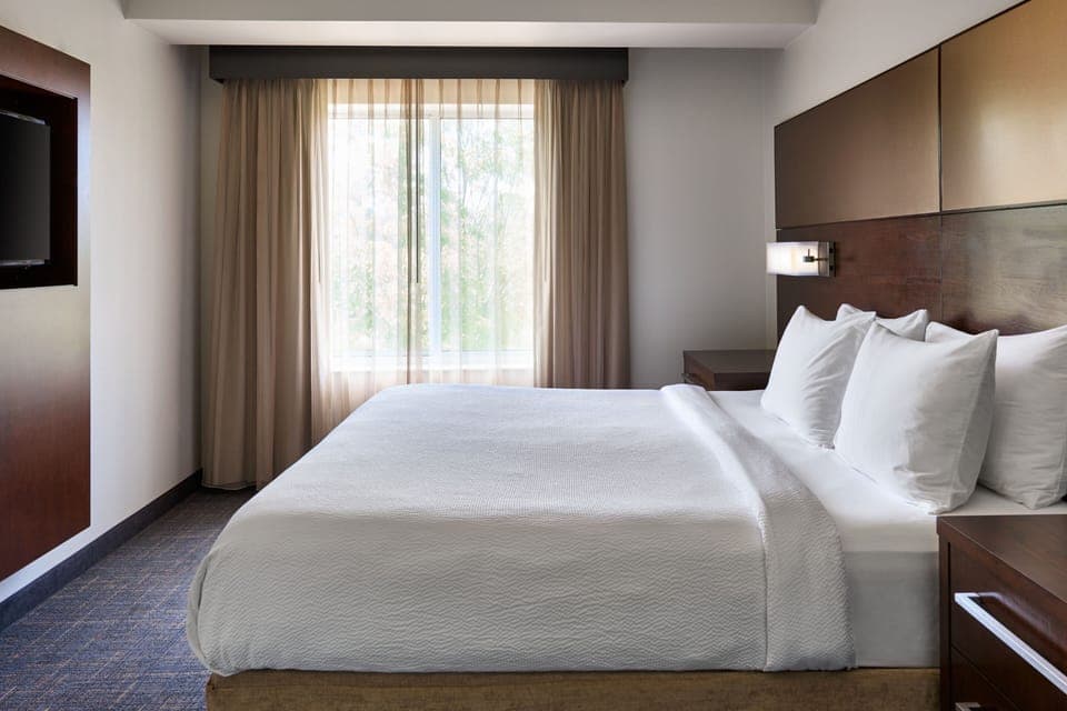 Down comforters, in-room safe, desk, blackout drapes