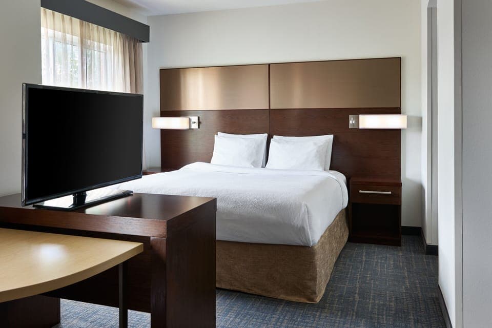 Down comforters, in-room safe, desk, blackout drapes