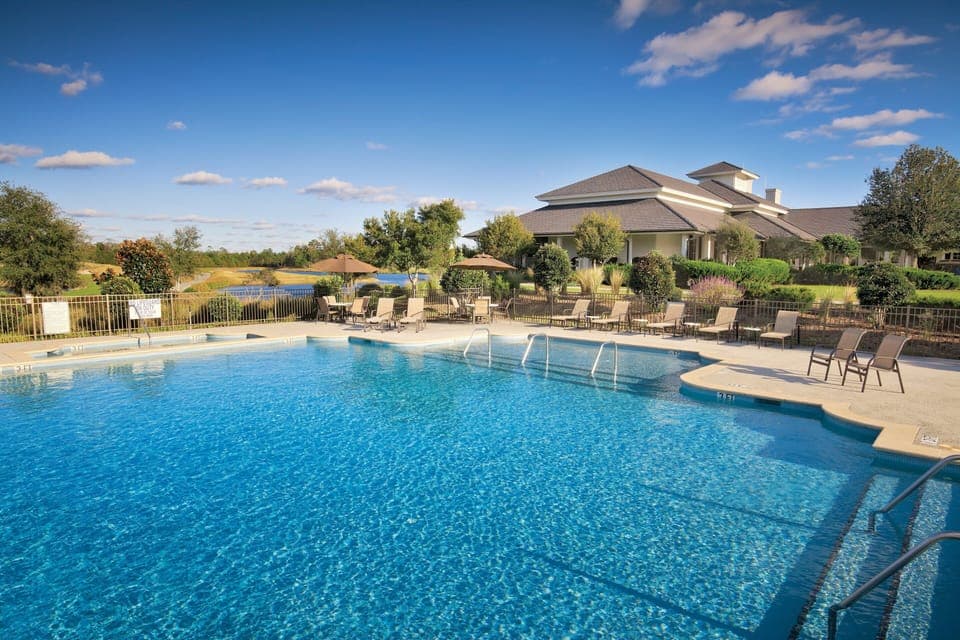 Indoor/outdoor pool