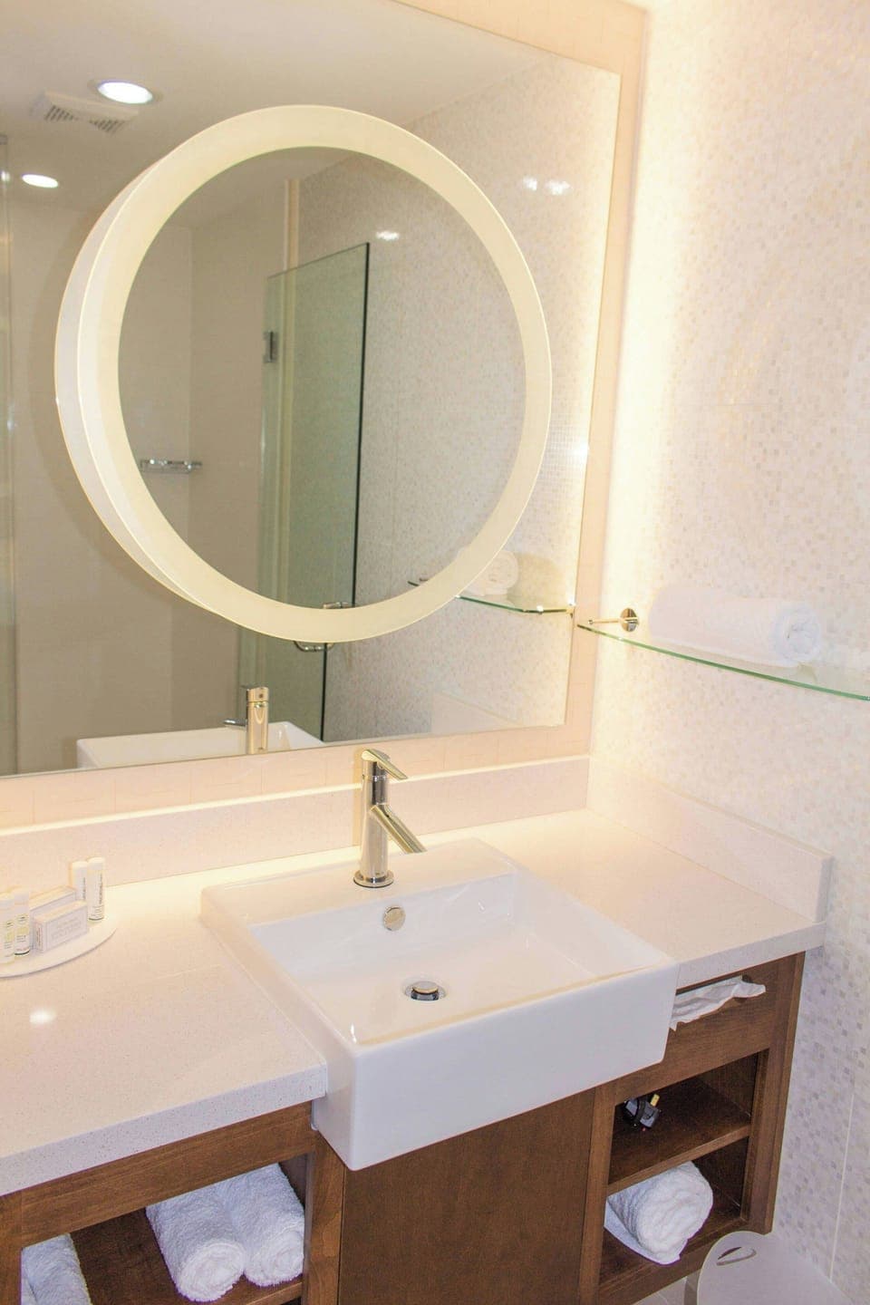Combined shower/tub, hair dryer, towels