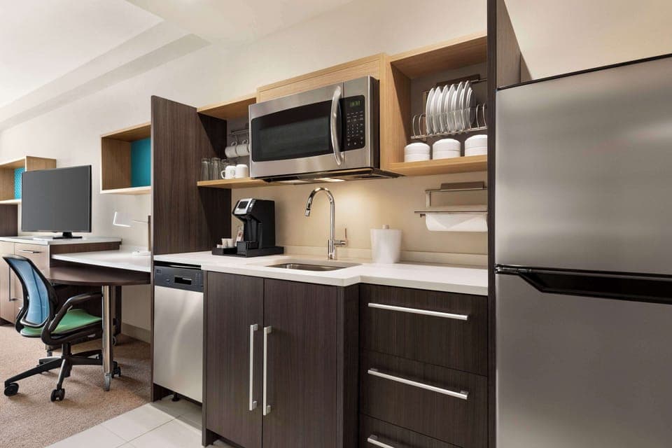 Full-size fridge, microwave, dishwasher, coffee/tea maker