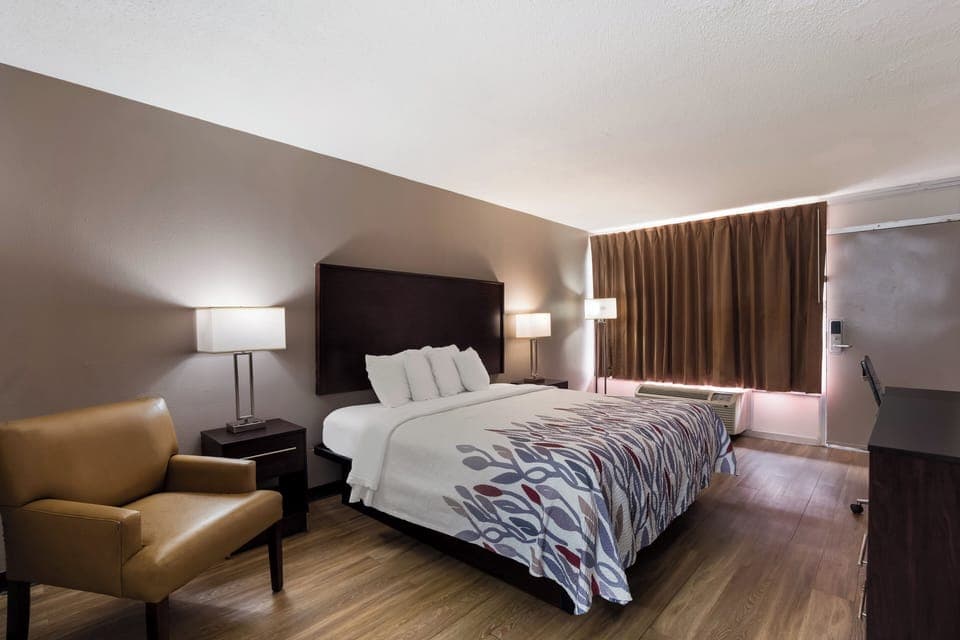 Deluxe Room, 1 King Bed (Smoke Free) | Desk, iron/ironing board, free cribs/infant beds, free WiFi