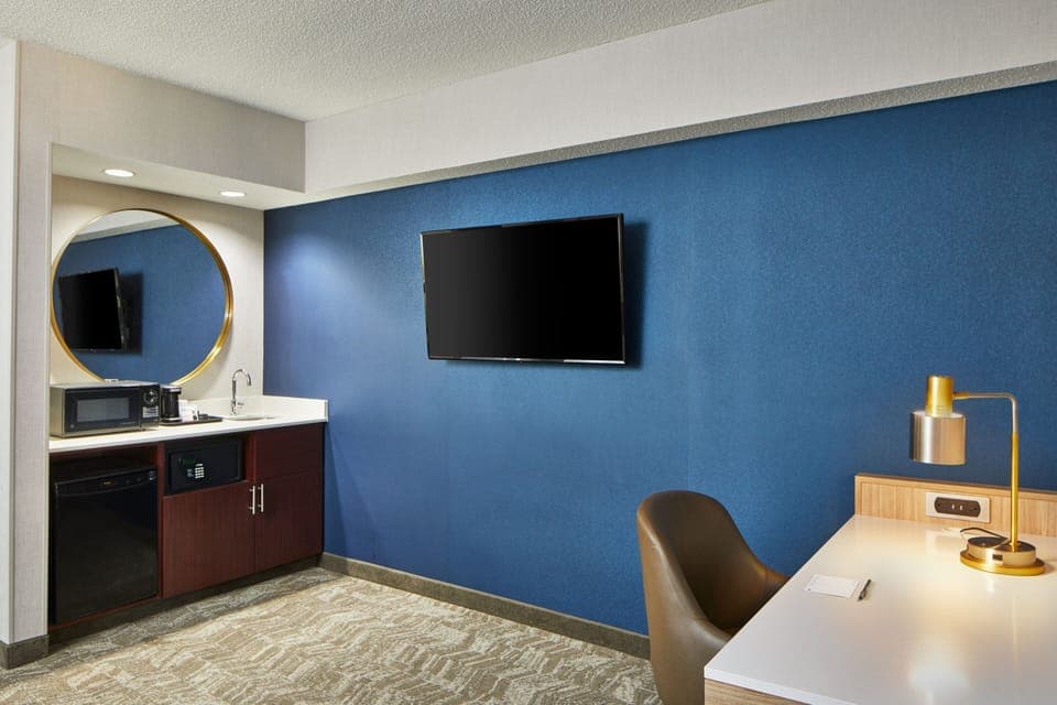 Premium bedding, in-room safe, desk, iron/ironing board