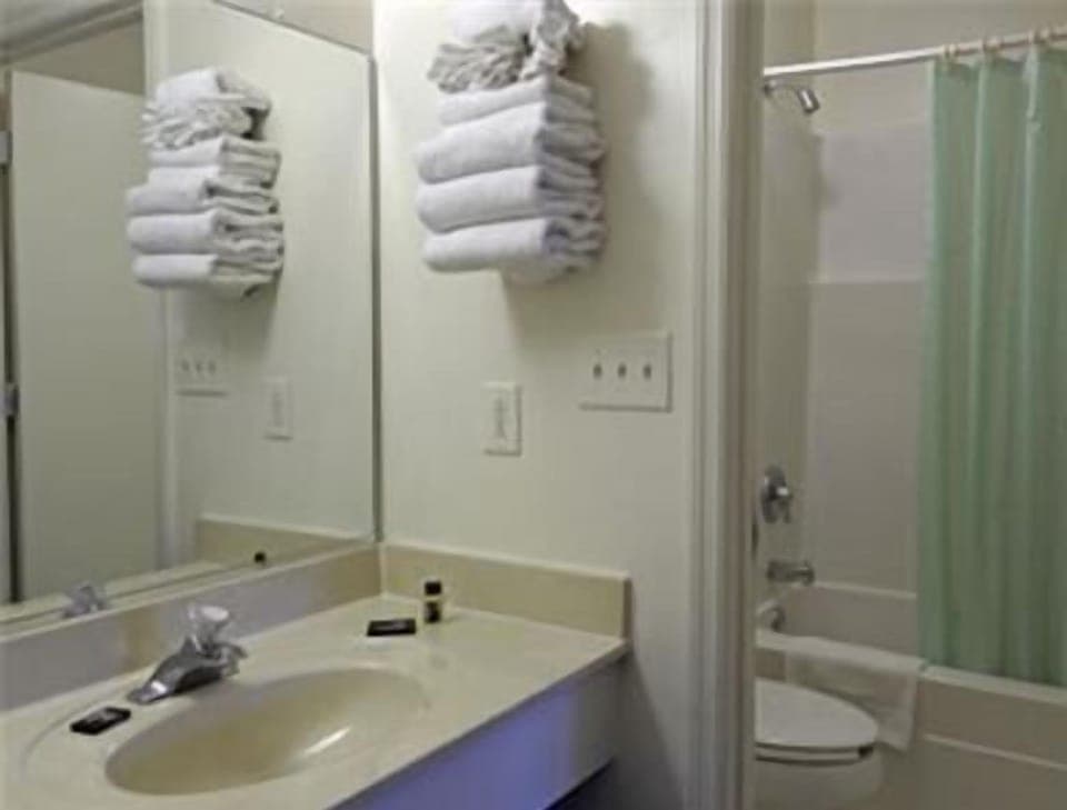 Combined shower/tub, eco-friendly toiletries, hair dryer, towels