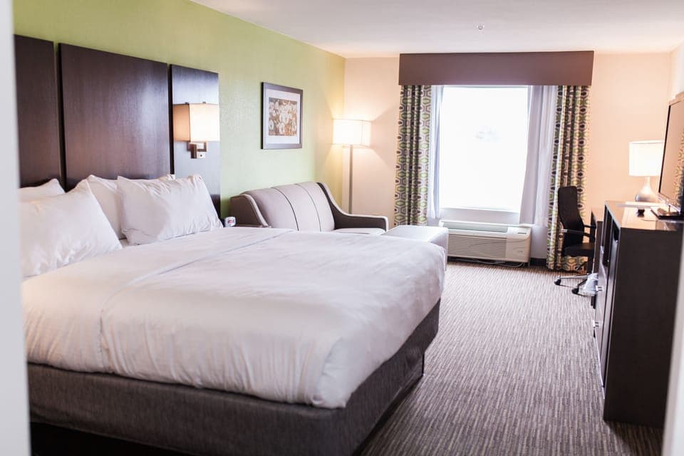 Standard Room, 1 King Bed with Sofa bed, Refrigerator | Desk, iron/ironing board, free cribs/infant beds, free WiFi