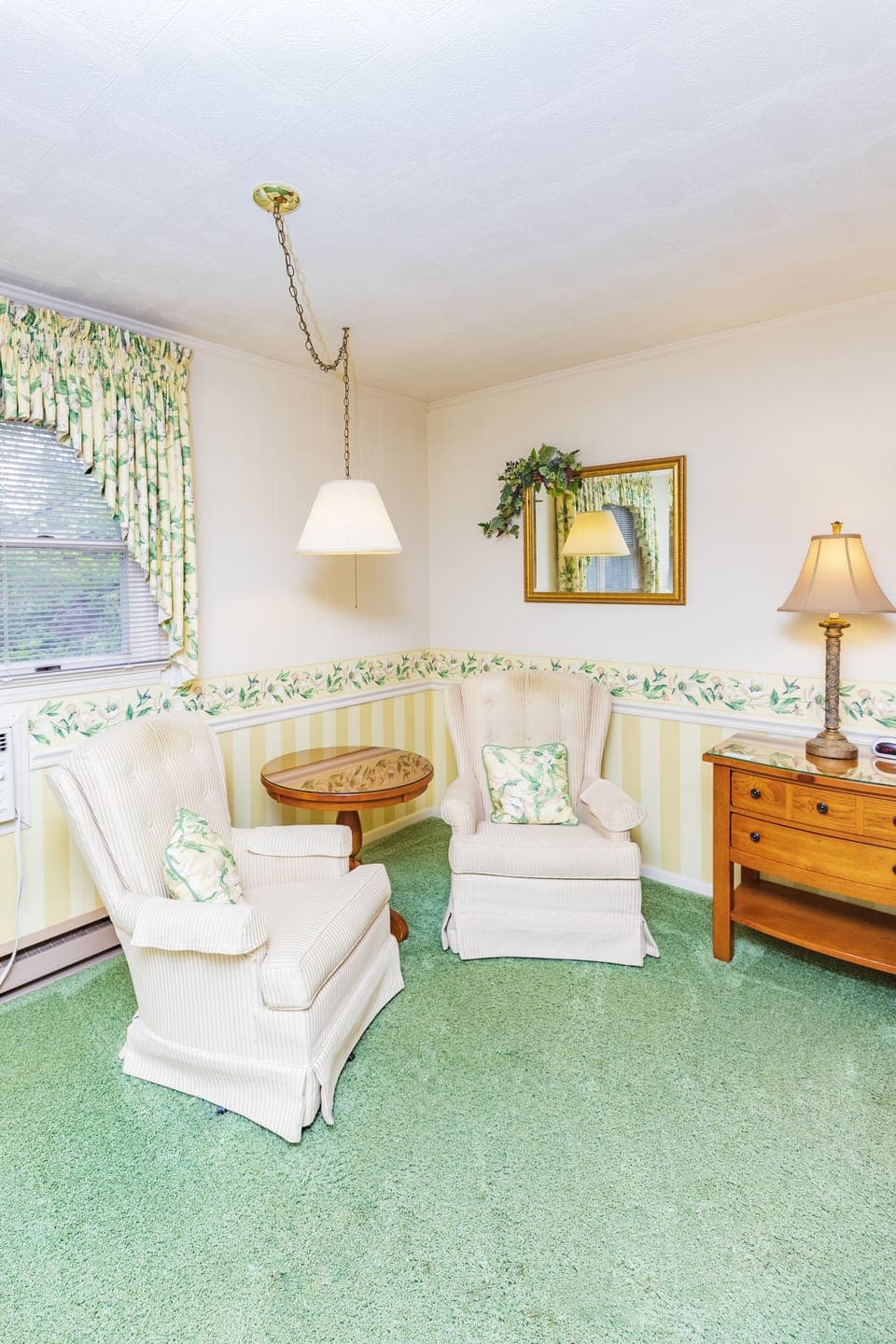 Deluxe Room, 1 King Bed | Individually decorated, individually furnished, iron/ironing board
