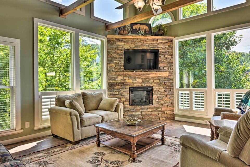House (4 Bedrooms) | Front of property