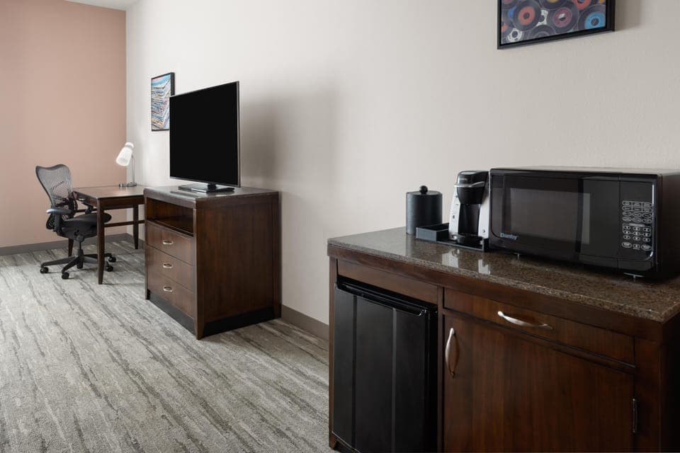Premium bedding, in-room safe, desk, free cribs/infant beds