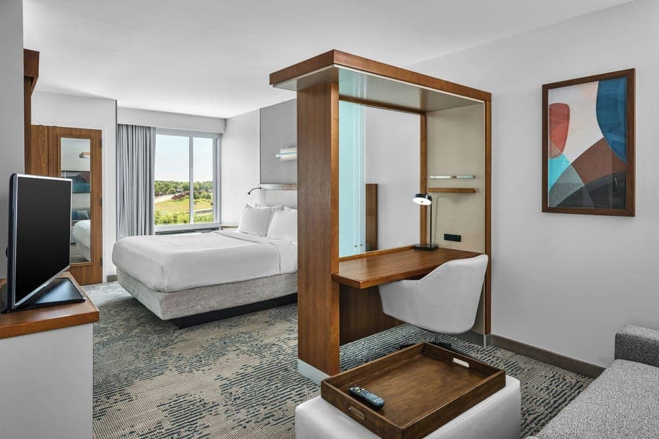 Hypo-allergenic bedding, in-room safe, desk, laptop workspace