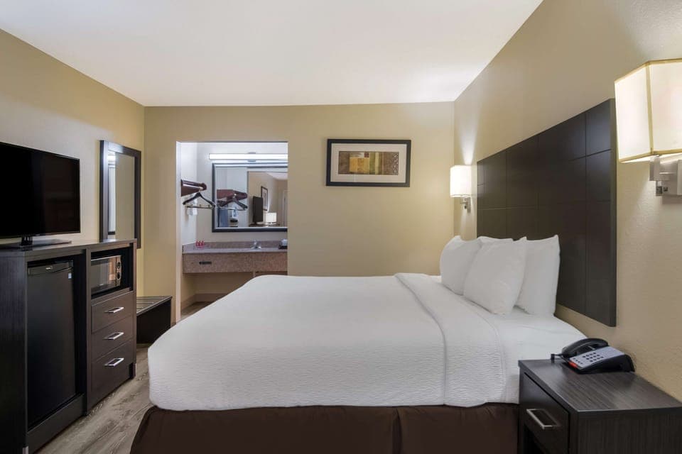 Standard Room, 1 King Bed, Non Smoking, Refrigerator & Microwave | Pillowtop beds, in-room safe, soundproofing, iron/ironing board