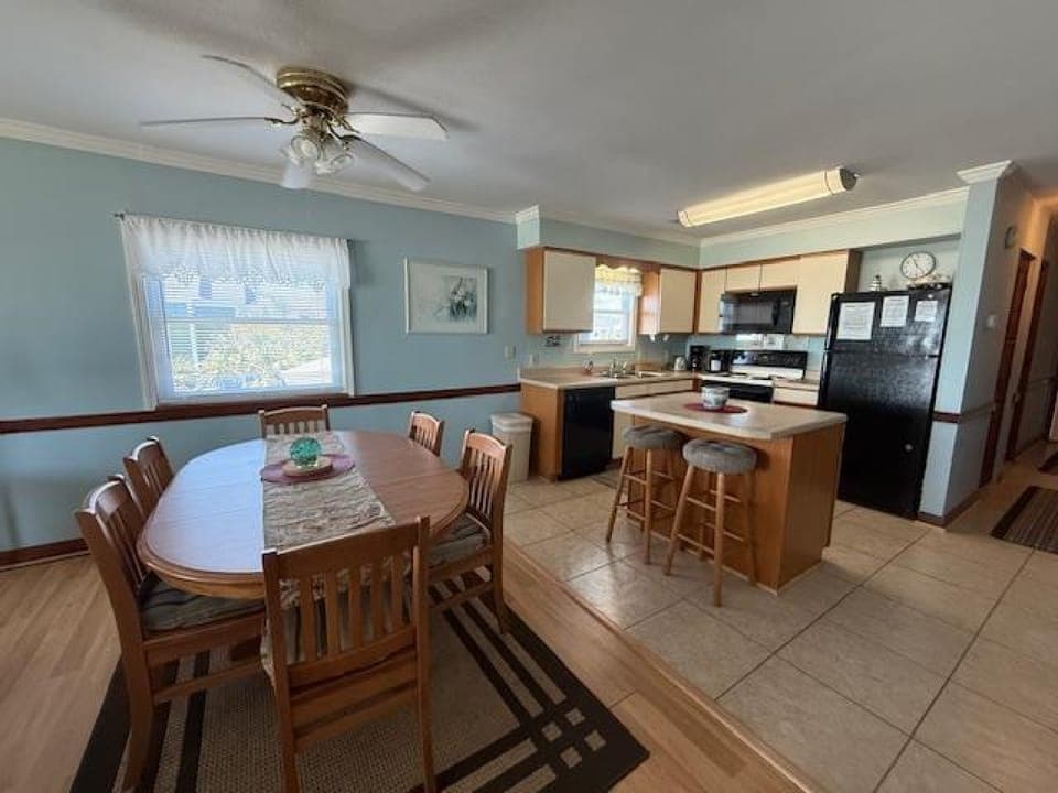 Kitchen & Dining area