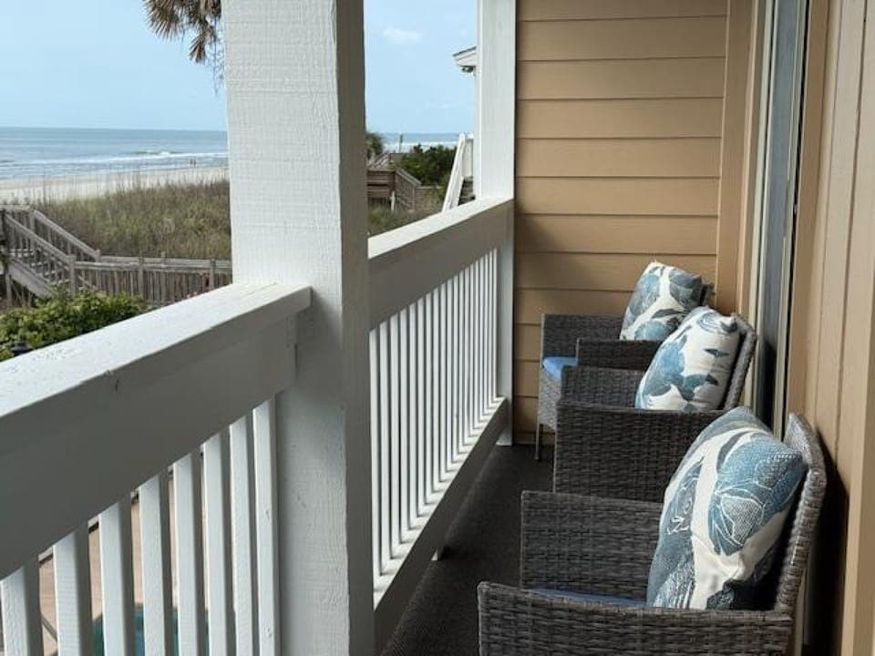 Oceanfront balcony seating