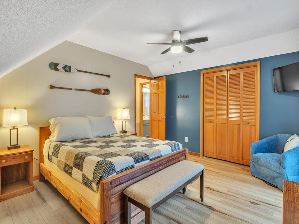 Third-floor bedroom with a balcony and stunning views of the lake