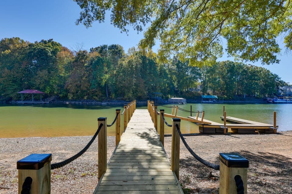 Mooresville Vacation Rental | 4BR | 3.5BA | 4,372 Sq Ft | Stairs Required