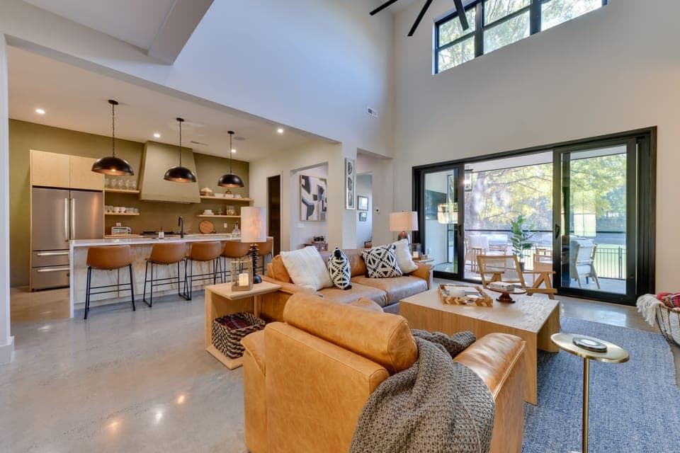 Living Room | 1st Floor | Smart TV | Free WiFi | Central A/C & Heating