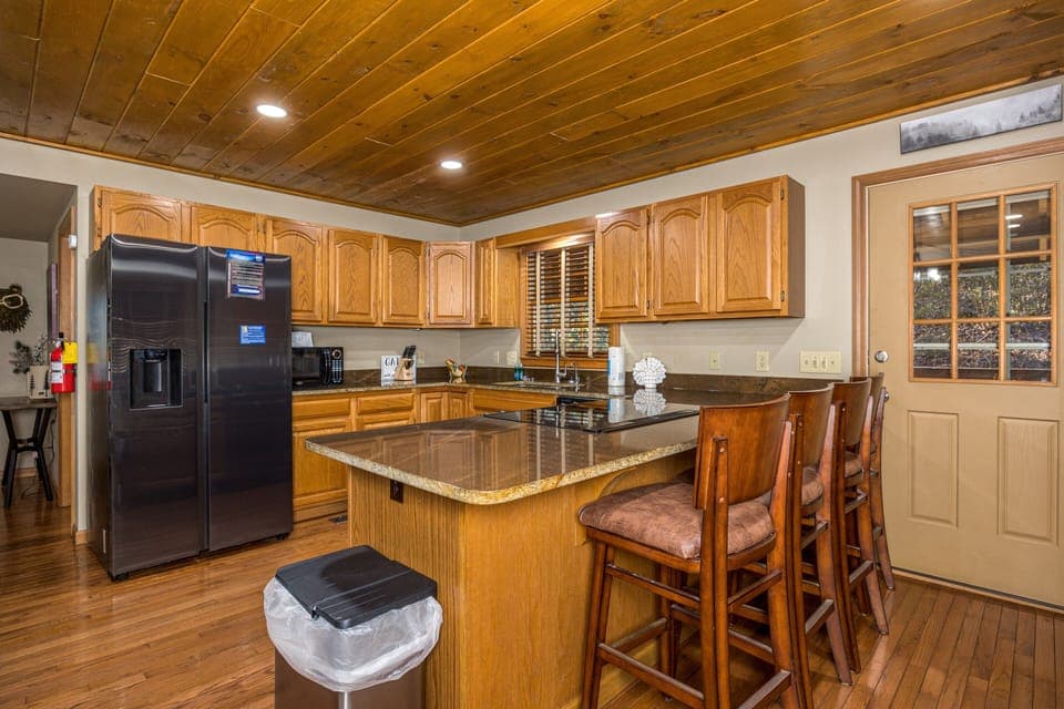 Kitchen w full size appliances