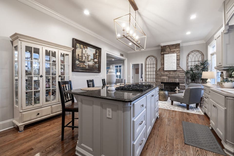 Full Kitchen w/fire and seating 