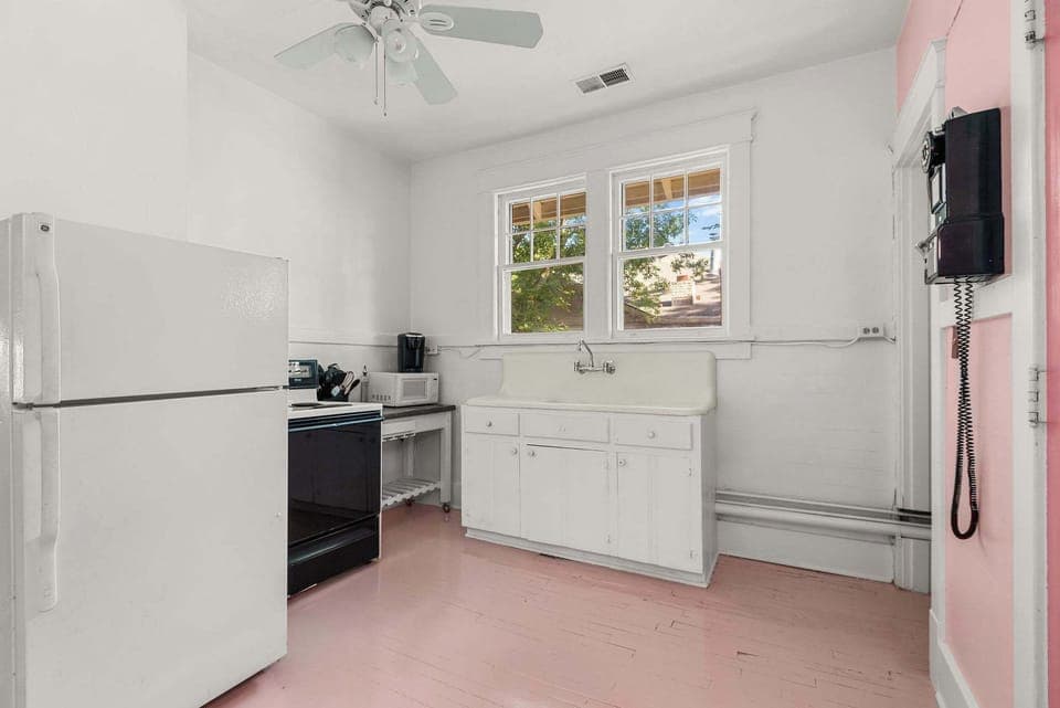 The Kitchen That Feeds Your Soul.

Kitchen - Unit C