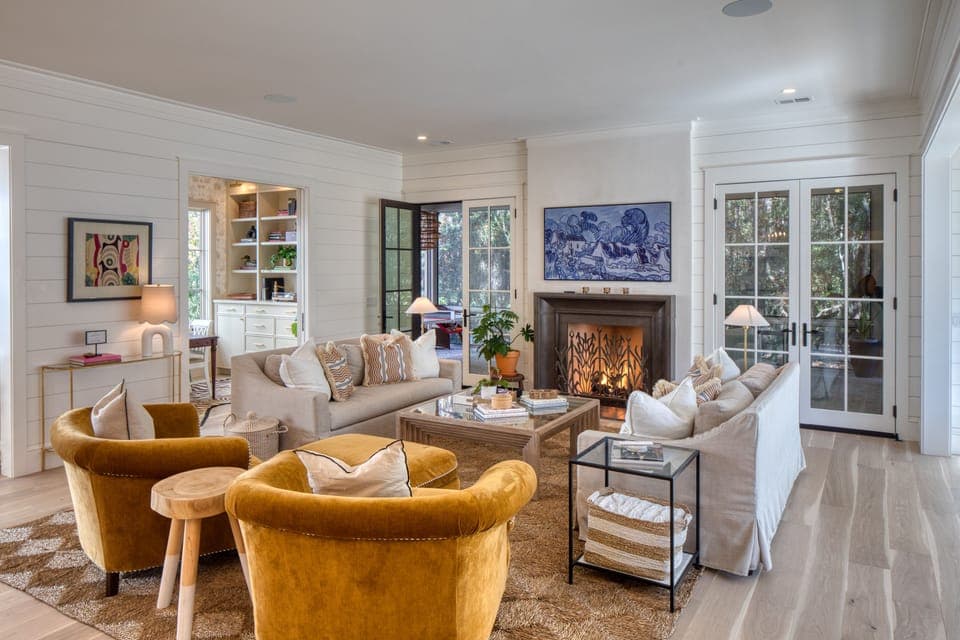 Livingroom with porch door open