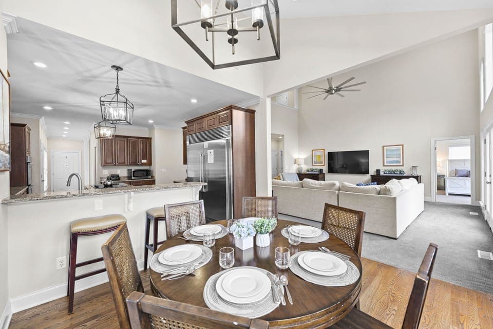 Large entryway between Eat in kitchen and living room.
