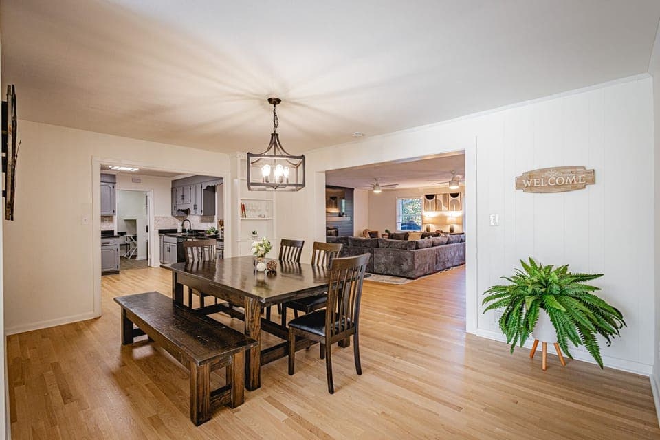 Share meals, play cards or plan your Augusta adventures around the dining table that seats your group comfortably. 