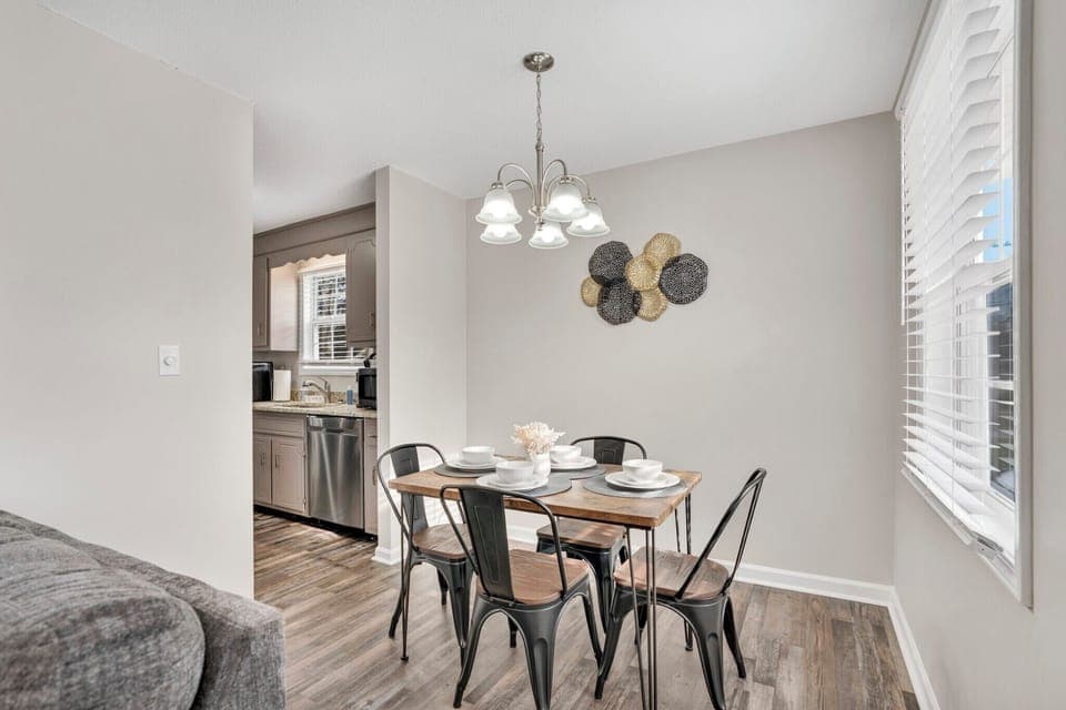 [Dining area] Next to the living room!
