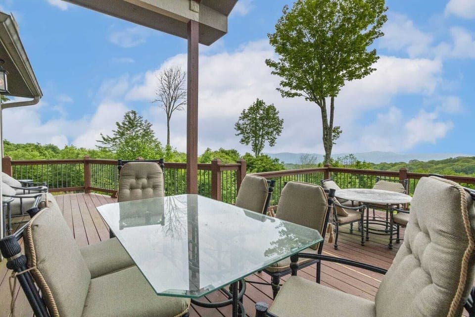 Plenty of Outdoor Dining