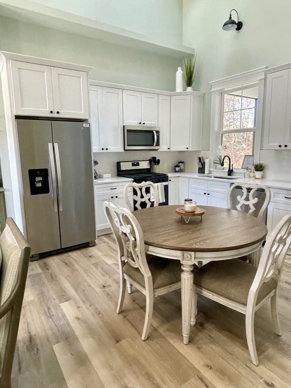 Fully equipped kitchen and indoor seating for 4