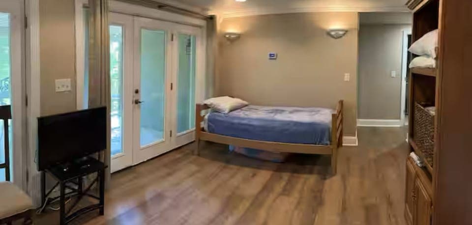 bunk room (includes TV)