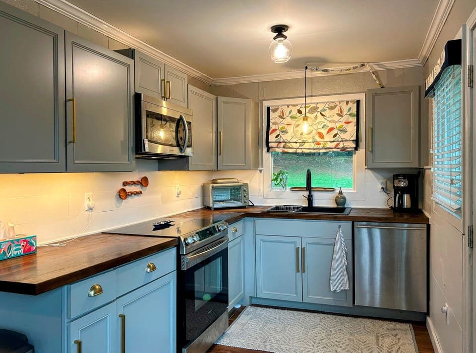 Full kitchen (view 2)