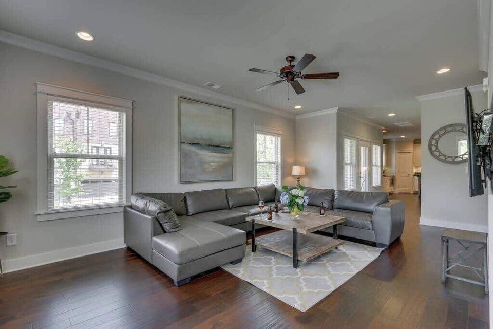 Stay in our triple-home retreat in Edgehill is perfect for groups up to 28, just minutes from Downtown, 12South, Midtown, and Hillsboro Village.