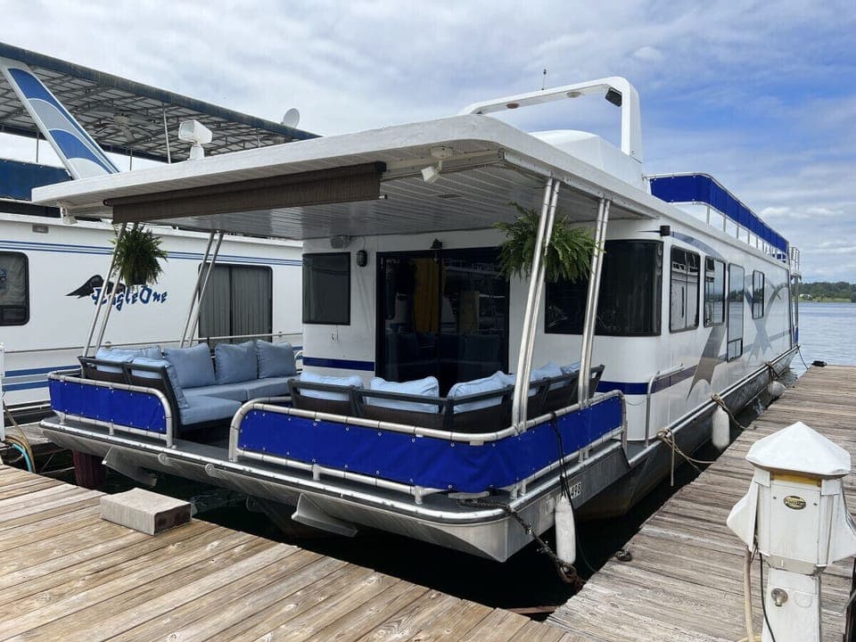 Bow Deck / Entrance