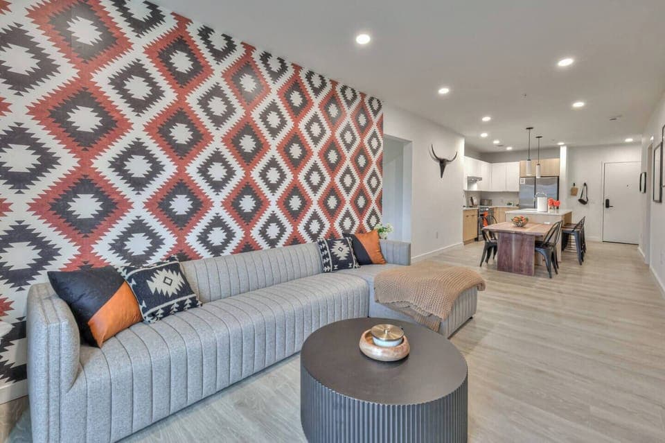 WiFi, Smart TV, sound system, extra blankets, open kitchen, sliding doors to deck with city views, AC/heat, smoke alarm & fire extinguisher.