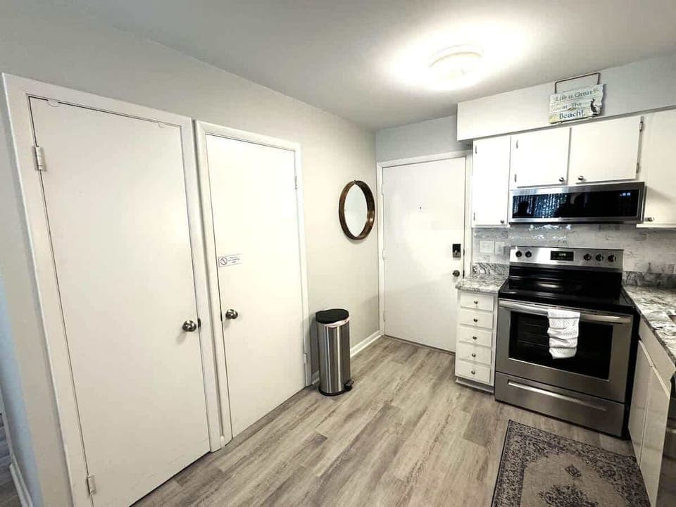 The "L-shaped" layout maximizes the workspace, with two large white doors.