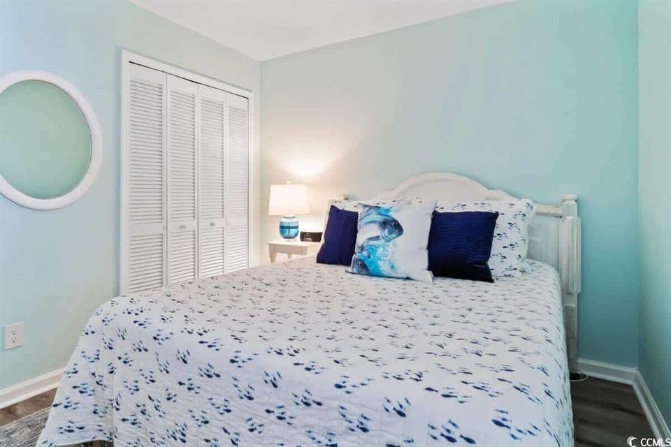 Clean, beachy vibes are what you find here