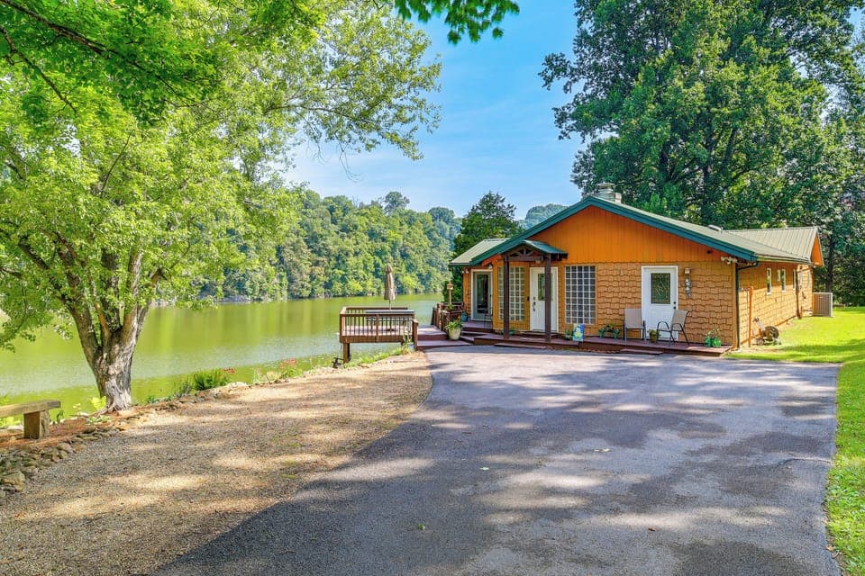 Piney Flats Vacation Rental | 4BR | 2.5BA | Stairs Required | 2,000 Sq Ft