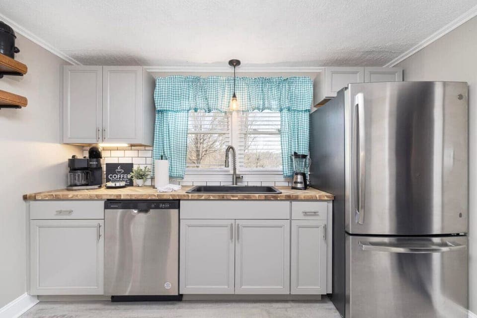 This well-appointed kitchen has everything you need.