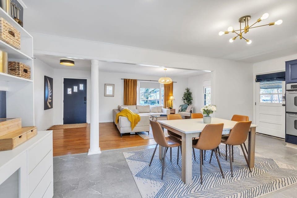 Open floor plan for fam gathering, fully stocked kitchen (spices, coffee/tea)