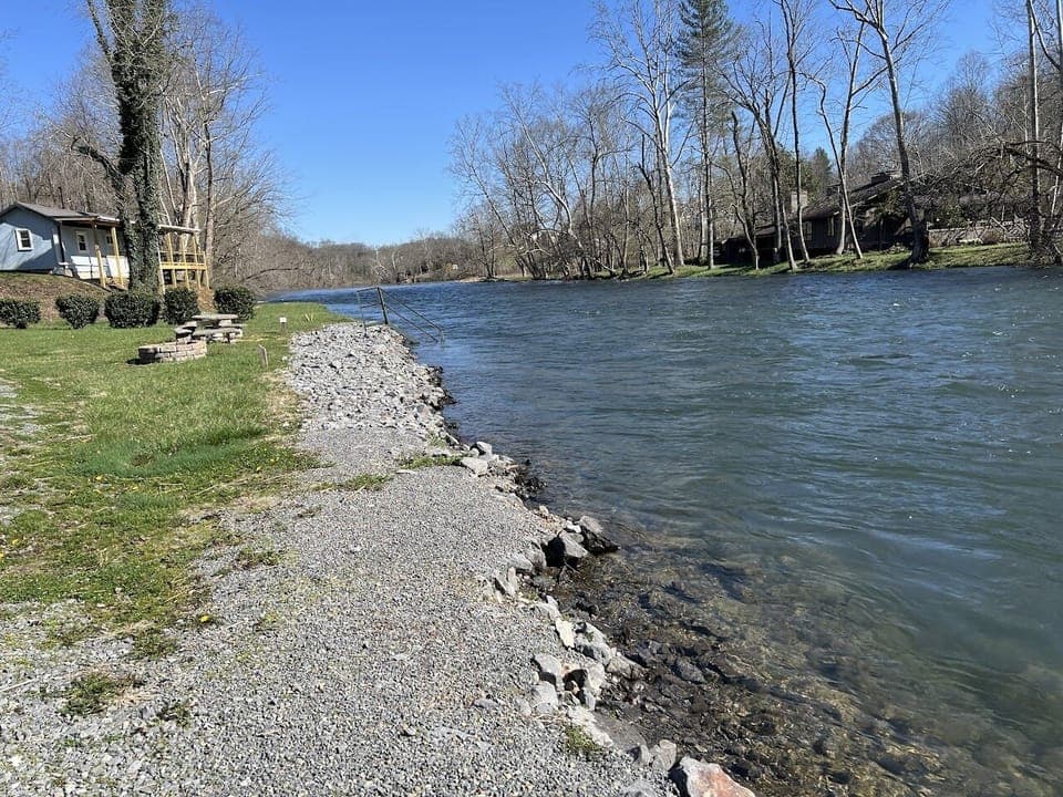 Pappaws Fishing Pad Rivers Edge up stream