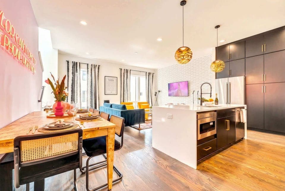 Discover Nashville's vibrant energy in this stylish vacation rental, perfect for groups. Enjoy modern amenities, an open layout, and elegant dining after exploring the city. Create lasting memories in this upscale oasis!