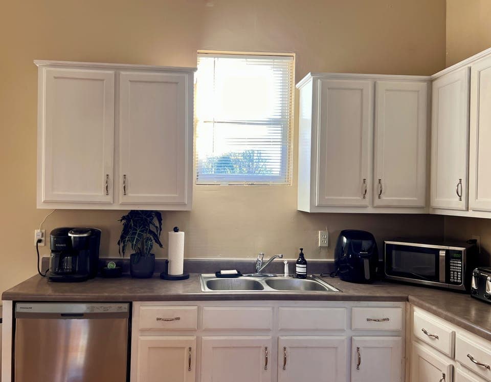 Fully equipped kitchen with island