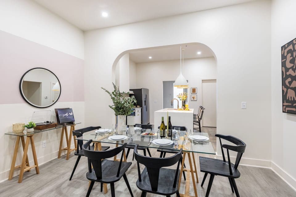 Dining area seats 6.
