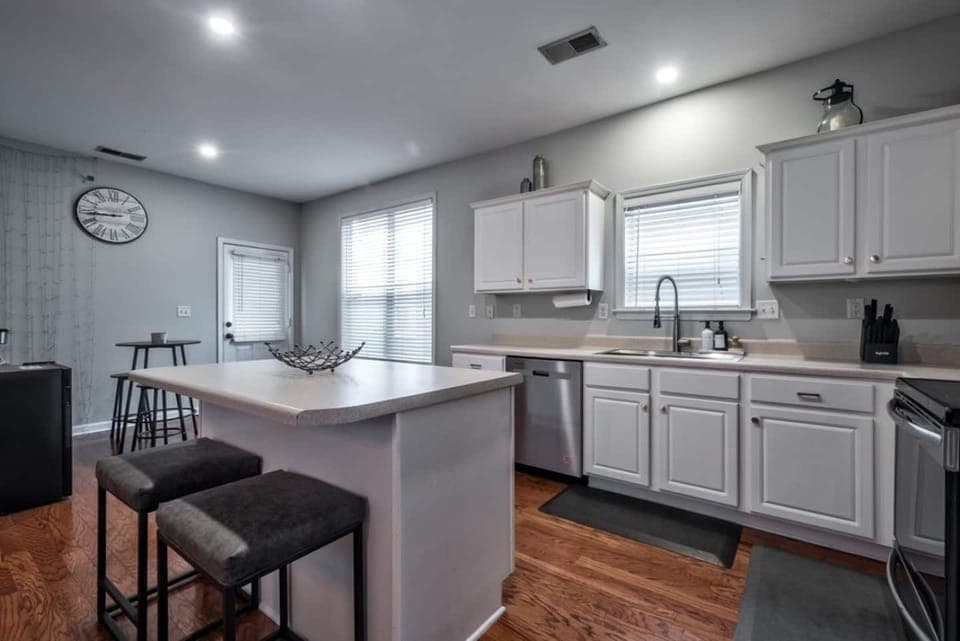 Full kitchen 