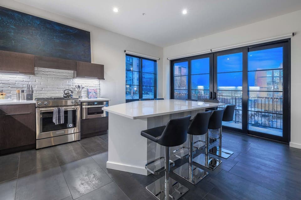 Full kitchen.